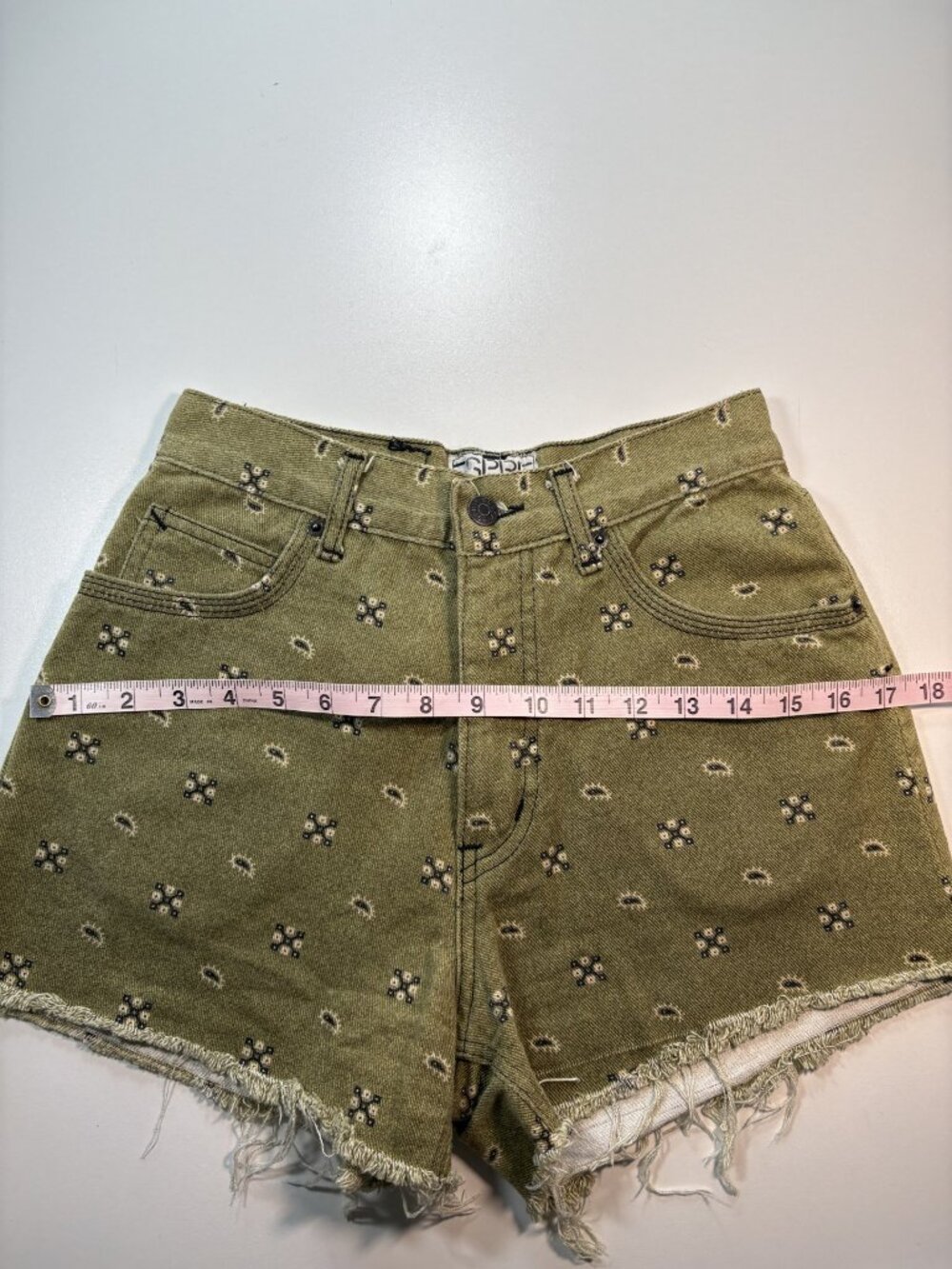 Esprit Olive Green Bandana Paisley Print Denim Shorts Size 28 High Rise Frayed - Picture 9 of 9